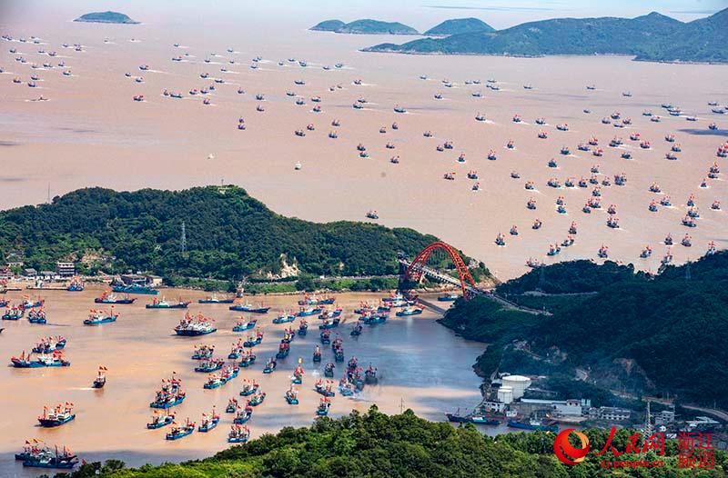 9月16日,渔船首尾相接,宛如一支威风八面的庞大舰艇编队。章勇涛 摄